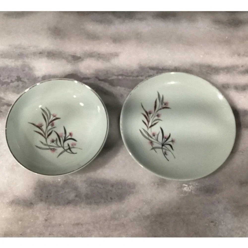 Universal Dinnerware add touch